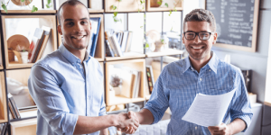 Twee zakenmannen sluiten een contract in Deventer, Overijssel.